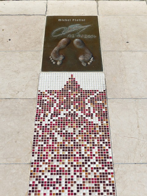 难忘一幕！中国女排主攻线世俱杯赛场隔网较量同台领奖京报体育.